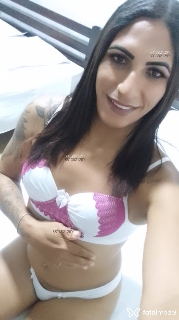 Acompanhante mulher trans com cabelo castanho de olhos castanhos em Indiara - Fernanda lavine