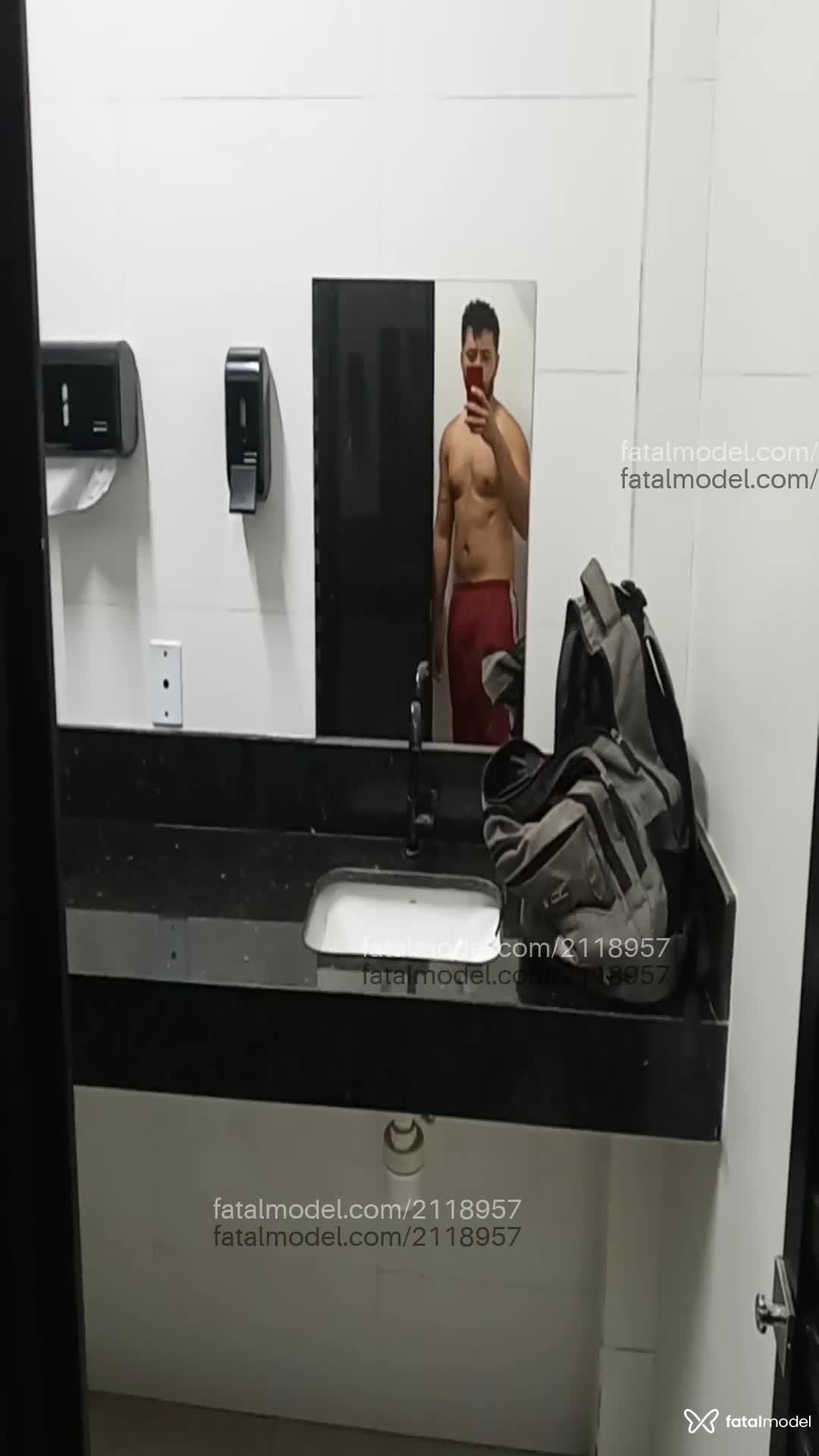 Acompanhante homem morena (o) de olhos pretos em Volta Redonda - Camisa Preta