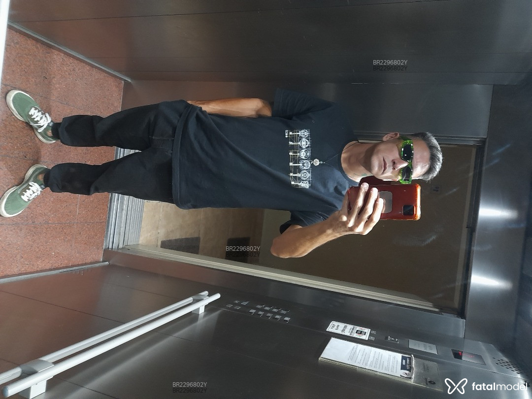 Acompanhante homem com cabelo grisalho de olhos castanhos em São Paulo - Lipepe