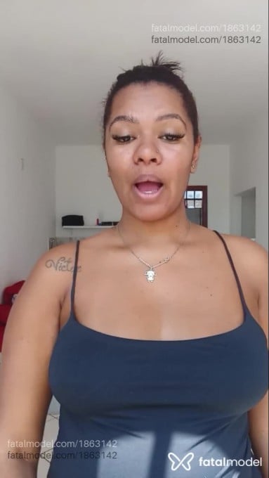 Acompanhante mulher com cabelo castanho de olhos castanhos - Letícia