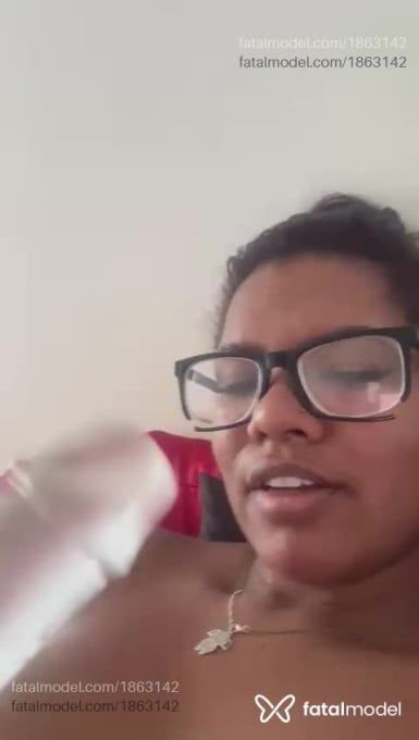 Acompanhante mulher com cabelo castanho de olhos castanhos - Letícia