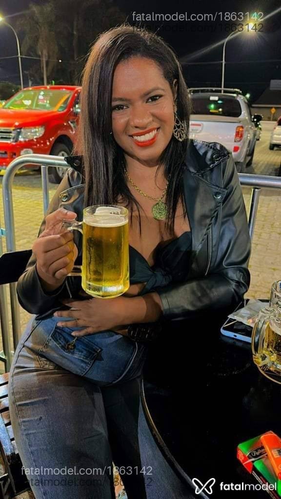 Acompanhante mulher com cabelo castanho de olhos castanhos - Letícia