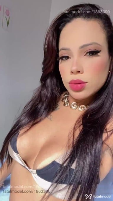 Acompanhante mulher com cabelo castanho de olhos castanhos - Beatriz Noru Acompanhante mulher com cabelo castanho de olhos castanhos - Beatriz Noru