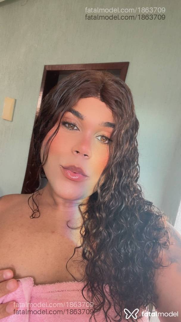 Acompanhante mulher trans morena (o) de olhos castanhos - Luna Vasconcelos