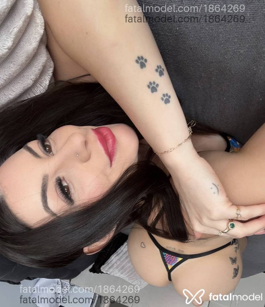 Acompanhante mulher com cabelo castanho de olhos castanhos - Criis Acompanhante mulher com cabelo castanho de olhos castanhos - Criis