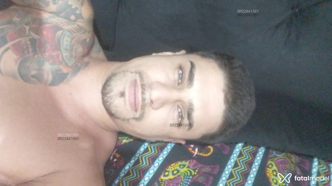 Acompanhante homem com cabelo castanho de olhos verdes em Virtual Acompanhante homem com cabelo castanho de olhos verdes em Virtual - Vitor Rocha