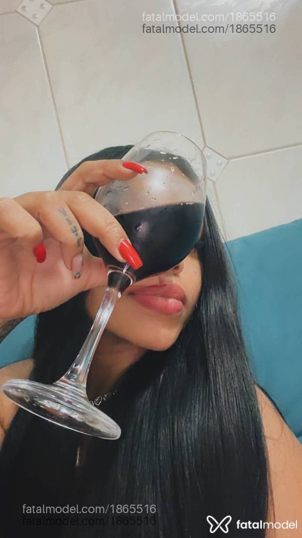 Acompanhante mulher morena (o) de olhos pretos - Scarlat
