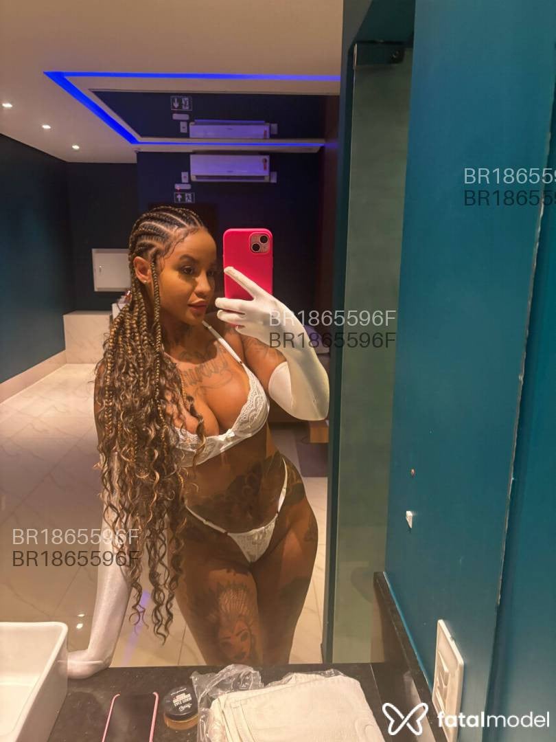Acompanhante mulher com cabelo castanho de olhos castanhos em Cabo Frio - Aline Alves