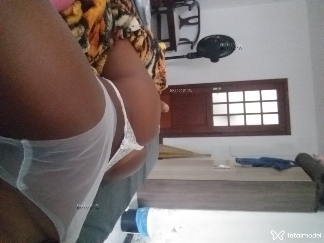 Acompanhante mulher com cabelo castanho de olhos castanhos em Palhoça - Preta Mel