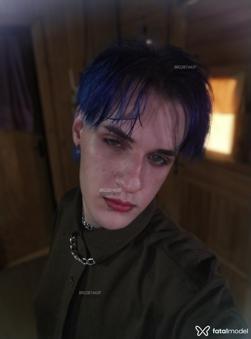 Acompanhante homem com cabelo colorido de olhos azuis em Virtual - Dhjeryan