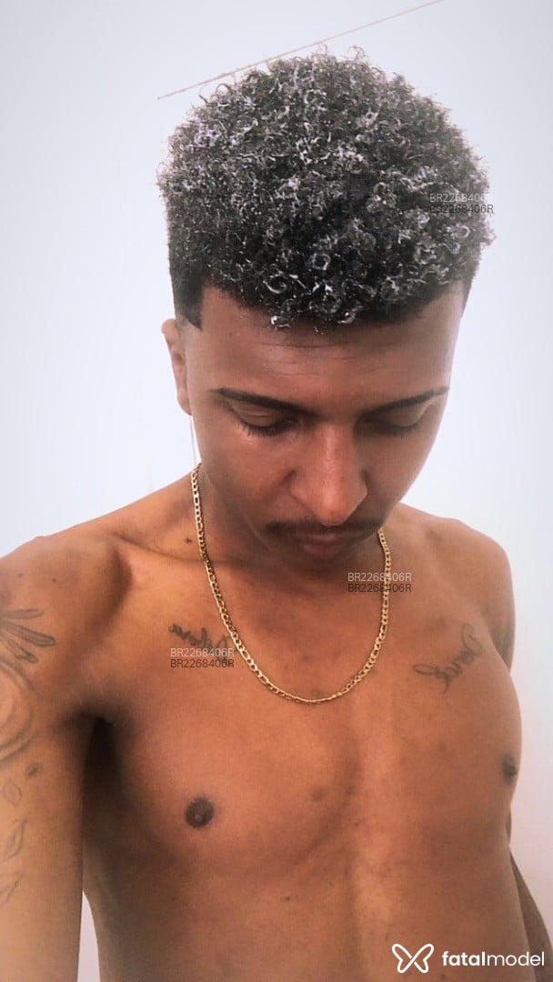 Acompanhante homem morena (o) de olhos castanhos - Preto Acompanhante homem morena (o) de olhos castanhos - Preto