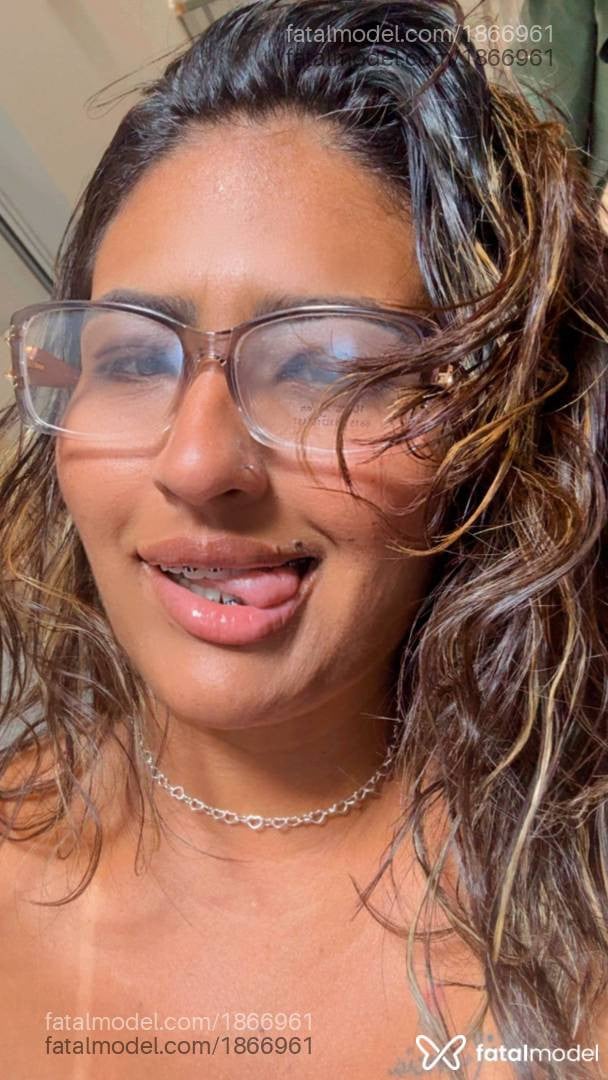Acompanhante mulher morena (o) de olhos pretos - Taty