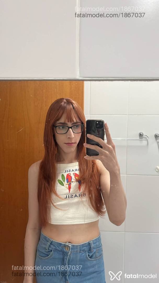 Acompanhante mulher trans ruiva (o) de olhos pretos - Verônica Fisher