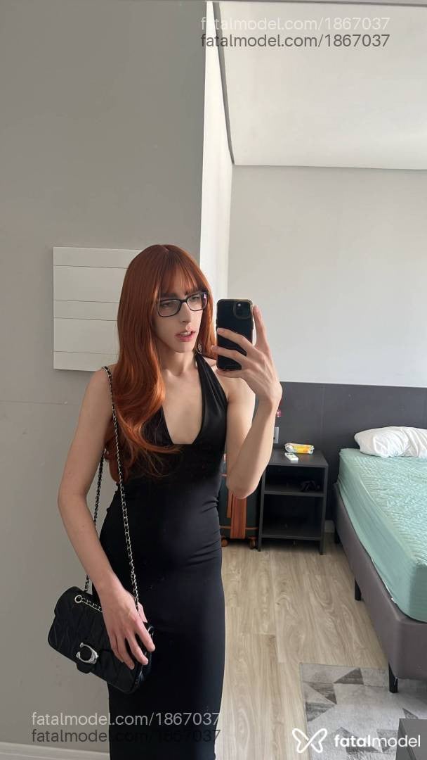 Acompanhante mulher trans ruiva (o) de olhos pretos - Verônica Fisher