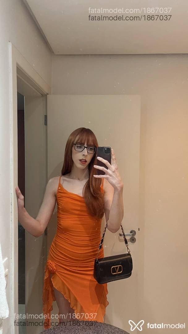 Acompanhante mulher trans ruiva (o) de olhos pretos - Verônica Fisher