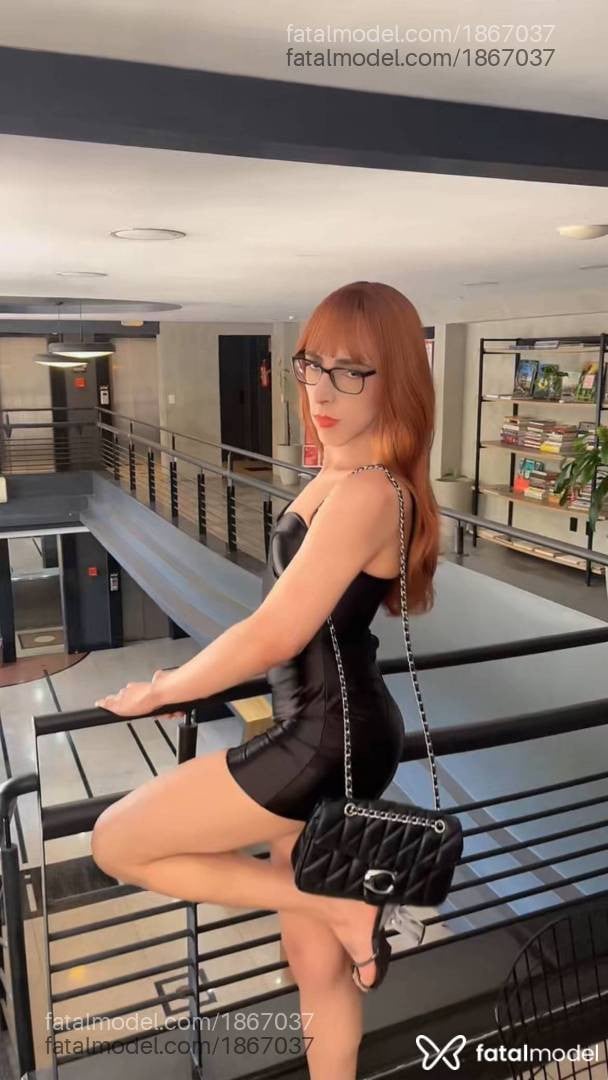 Acompanhante mulher trans ruiva (o) de olhos pretos - Verônica Fisher
