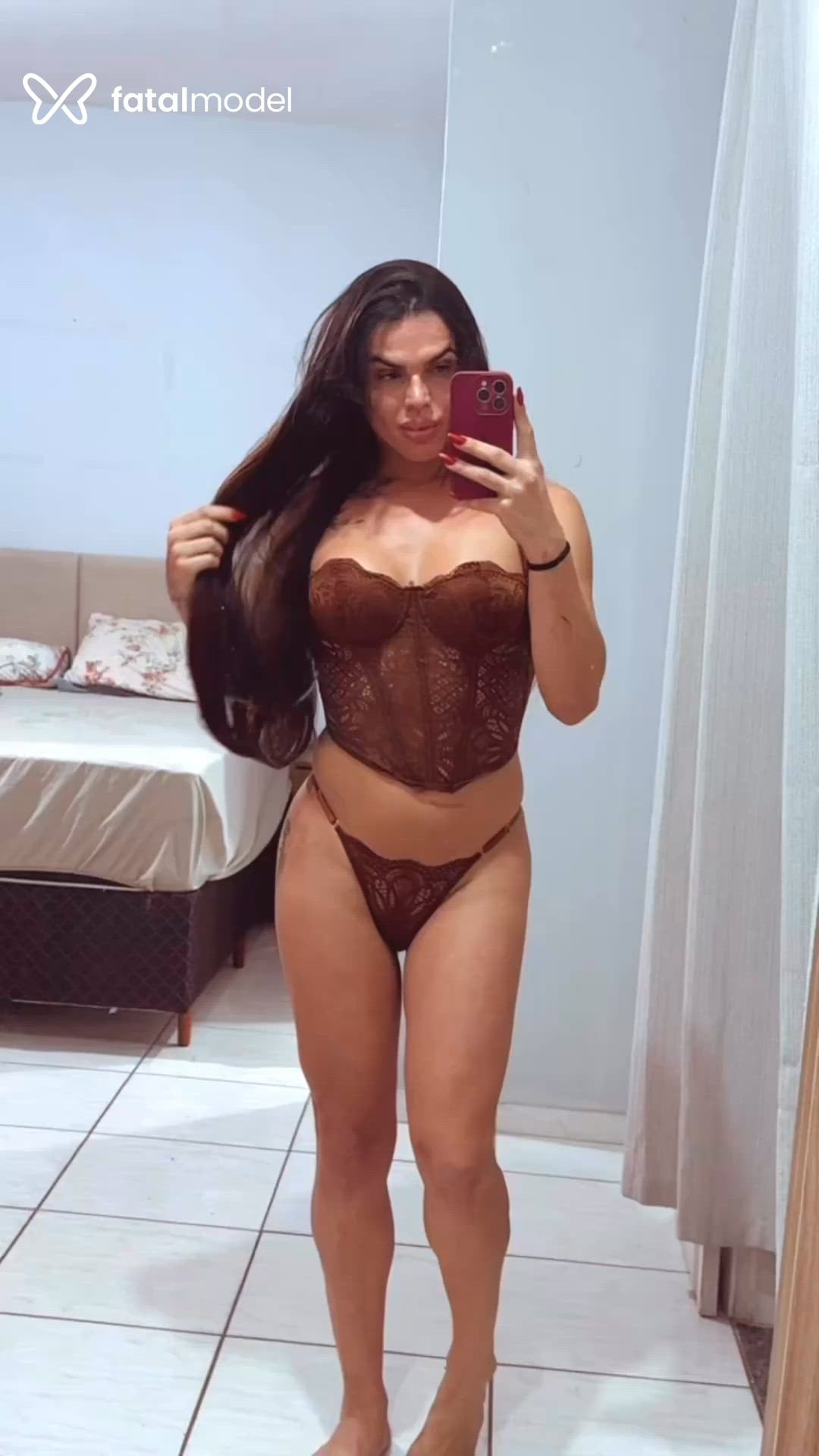 Acompanhante mulher trans morena (o) de olhos castanhos - Roberta Biinhote