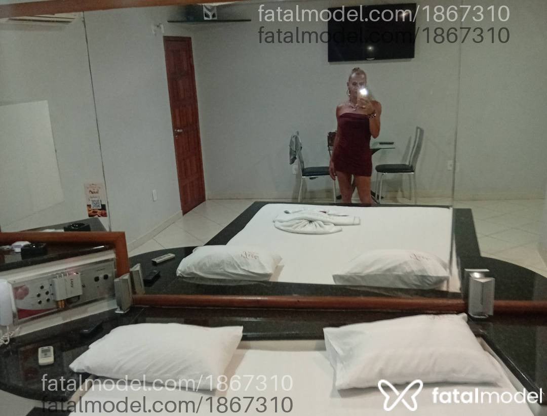 Acompanhante mulher trans loira (o) de olhos verdes - Karoll Rezende
