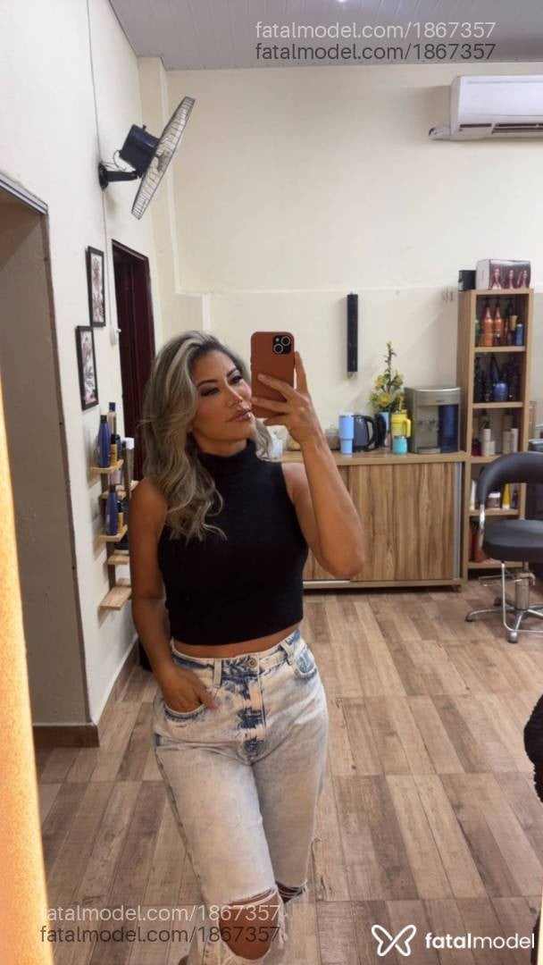 Acompanhante mulher loira (o) de olhos mel - Larissa