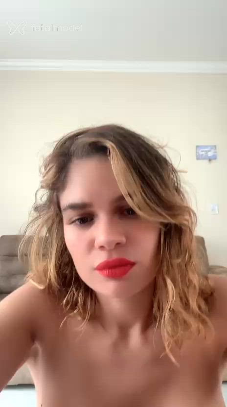 Acompanhante mulher loira (o) de olhos castanhos - Yasmim Garcia