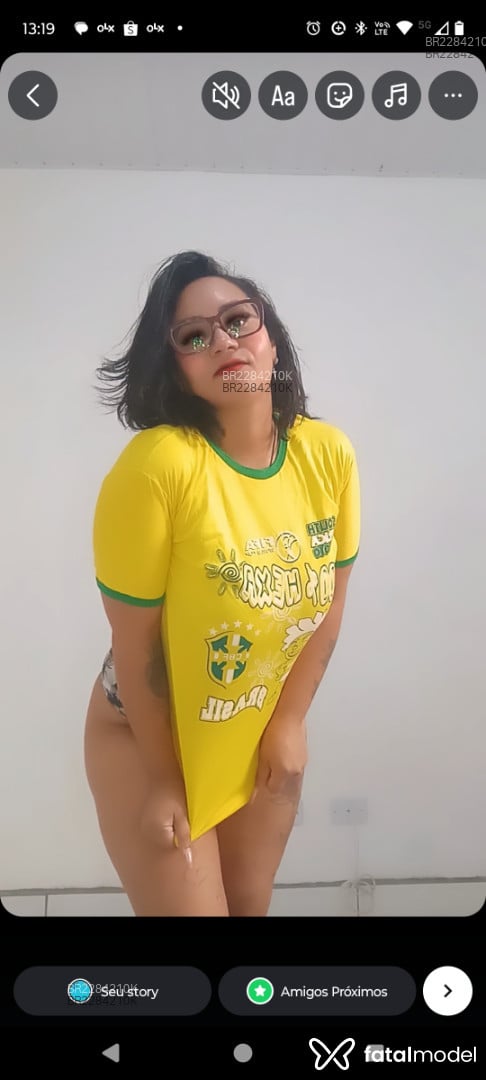 Acompanhante mulher com cabelo castanho de olhos verdes em Curitiba - Julia Soares