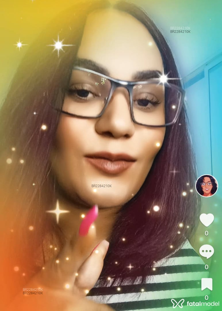 Acompanhante mulher com cabelo castanho de olhos verdes em Curitiba - Julia Soares