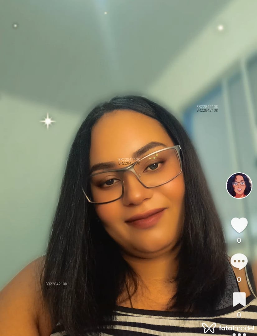 Acompanhante mulher com cabelo castanho de olhos verdes em Curitiba - Julia Soares