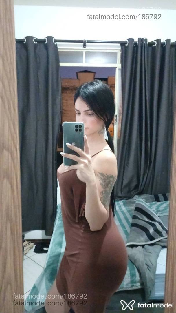 Acompanhante mulher trans com cabelo castanho de olhos castanhos - Íris Bittencourt