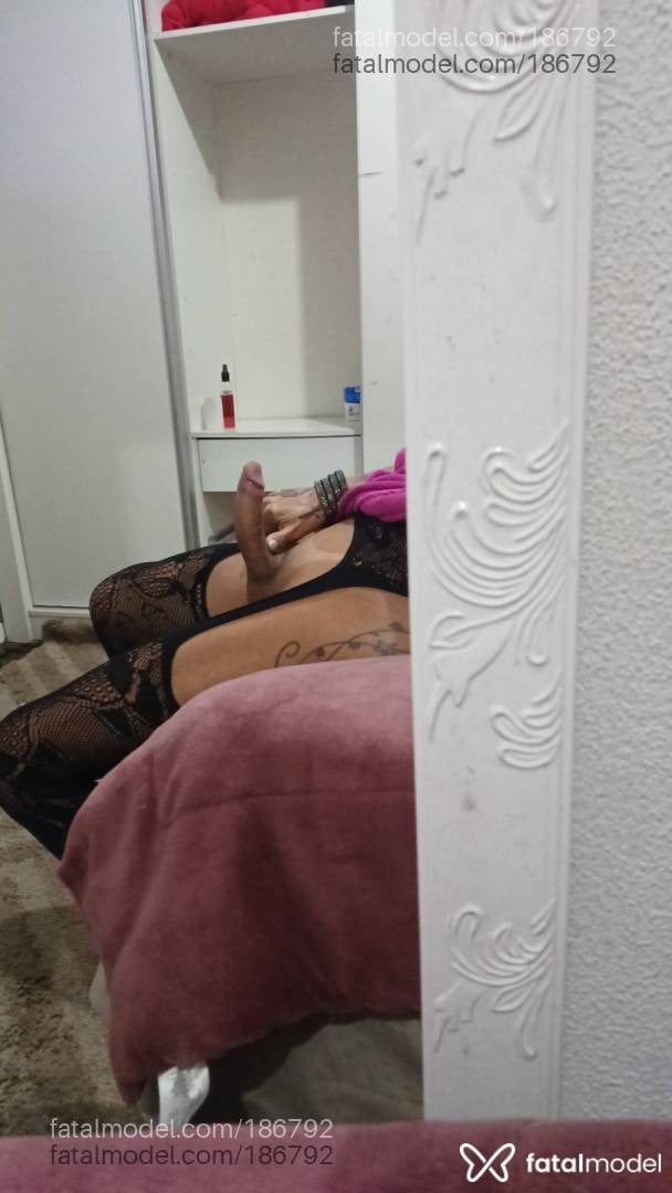 Acompanhante mulher trans com cabelo castanho de olhos castanhos - Íris Bittencourt