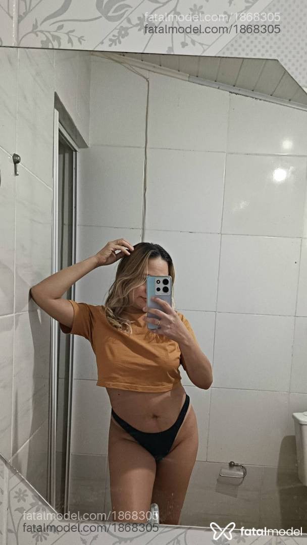 Acompanhante mulher loira (o) de olhos castanhos - Karina