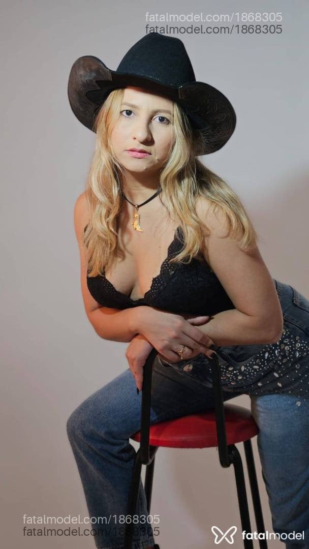 Acompanhante mulher loira (o) de olhos castanhos - Karina