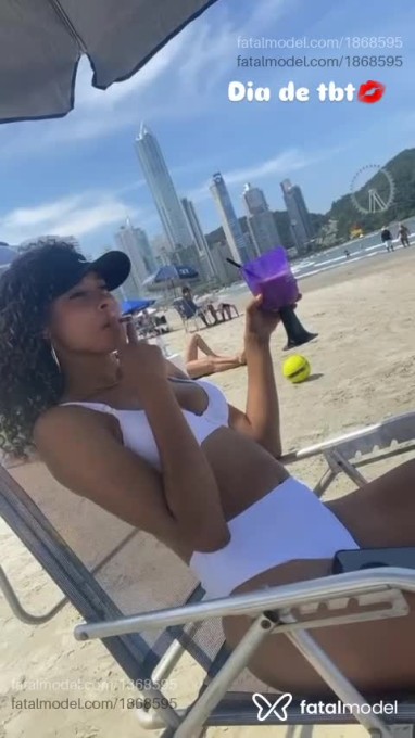 Acompanhante mulher com cabelo castanho de olhos mel - Mel Costa Acompanhante mulher com cabelo castanho de olhos mel - Mel Costa