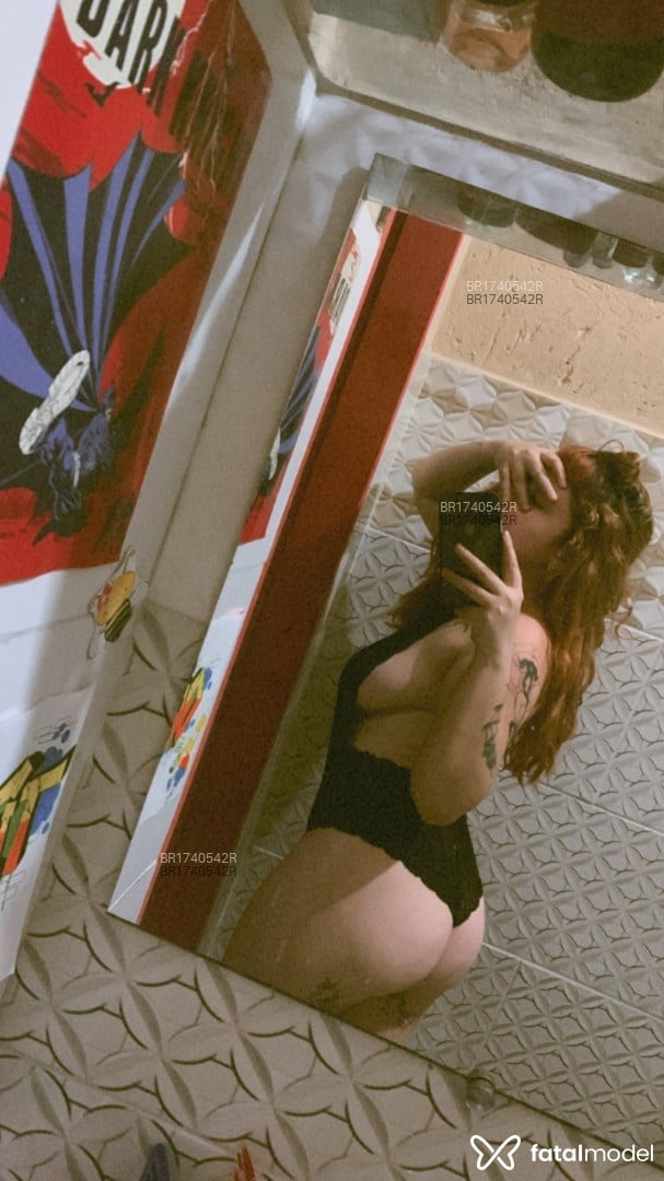 Acompanhante mulher com cabelo colorido de olhos castanhos - Débora Acompanhante mulher com cabelo colorido de olhos castanhos - Débora