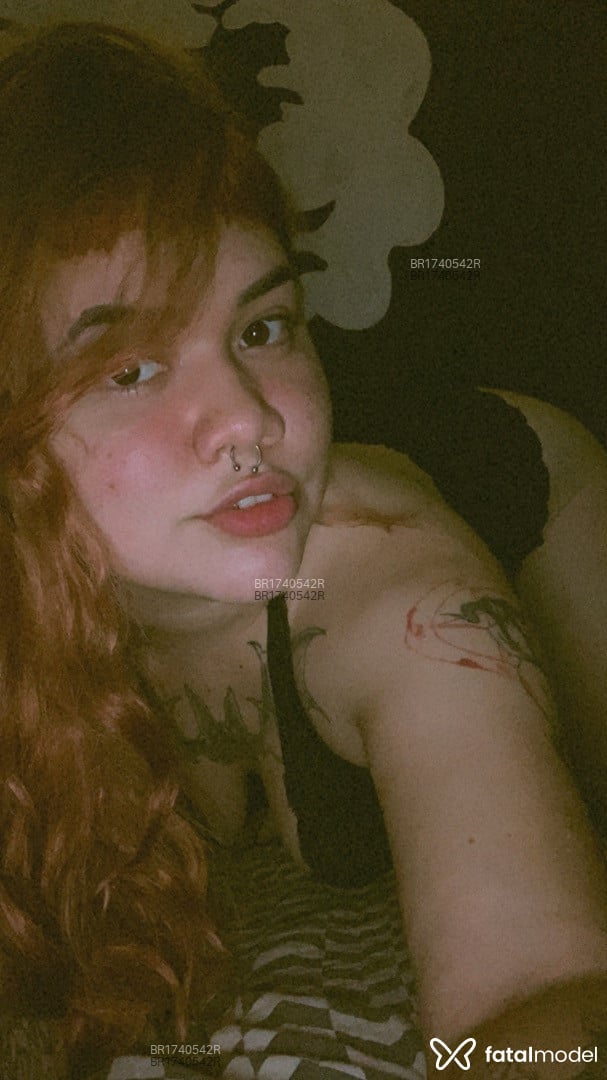 Acompanhante mulher com cabelo colorido de olhos castanhos - Débora Acompanhante mulher com cabelo colorido de olhos castanhos - Débora