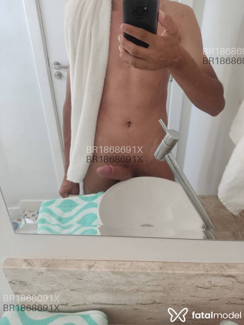 Acompanhante homem com cabelo castanho de olhos castanhos em Maringá Acompanhante homem com cabelo castanho de olhos castanhos em Maringá - Arthur