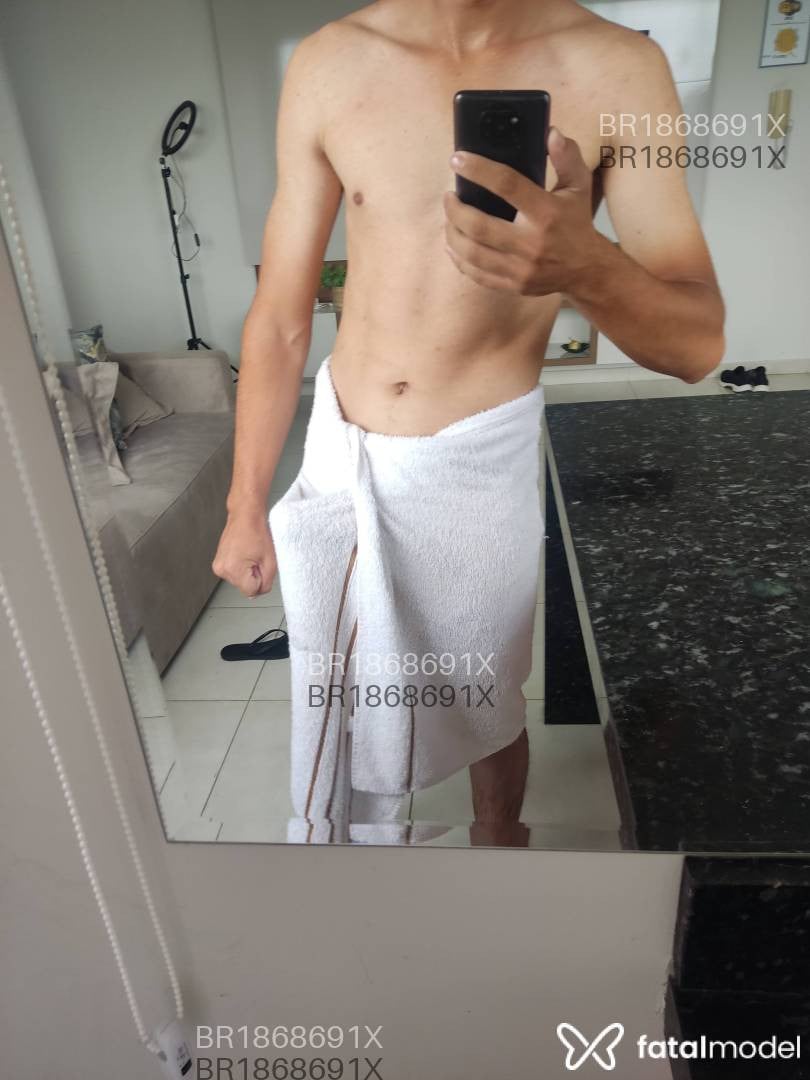 Acompanhante homem com cabelo castanho de olhos castanhos em Maringá Acompanhante homem com cabelo castanho de olhos castanhos em Maringá - Arthur