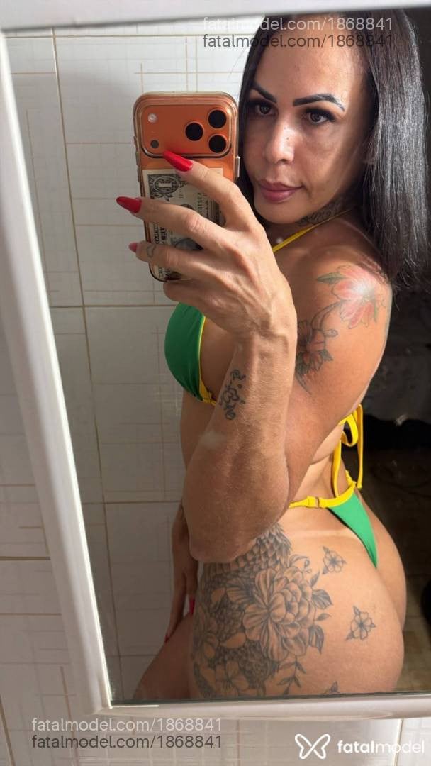 Acompanhante mulher trans morena (o) de olhos castanhos - Luana Lisboa