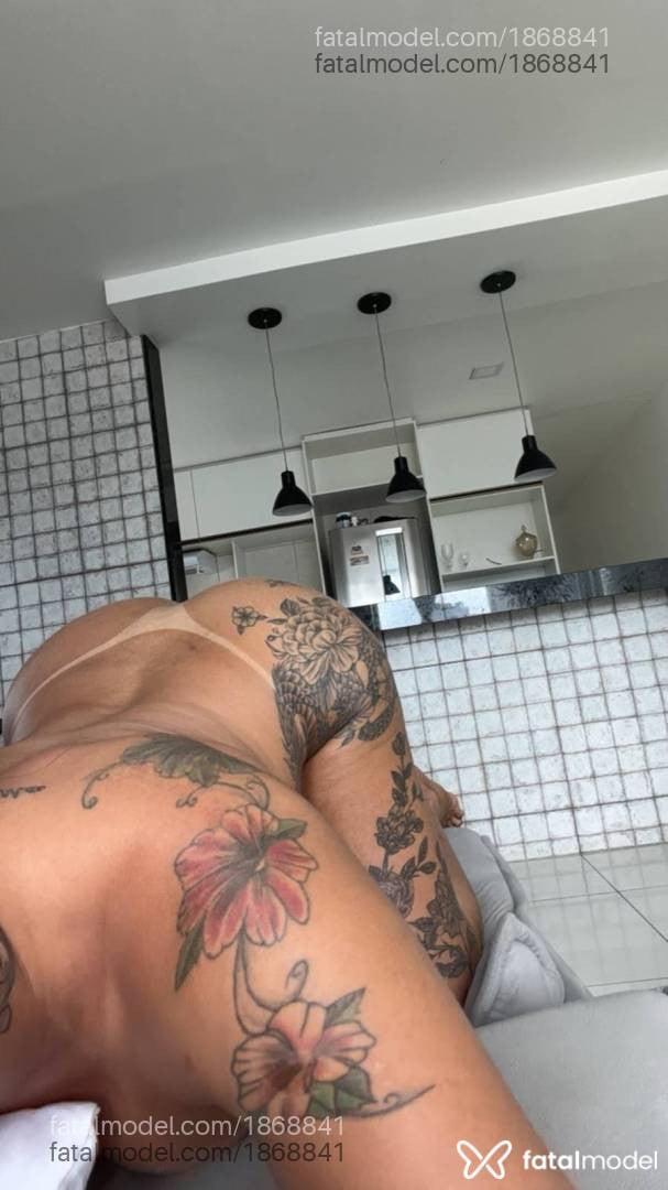 Acompanhante mulher trans morena (o) de olhos castanhos - Luana Lisboa
