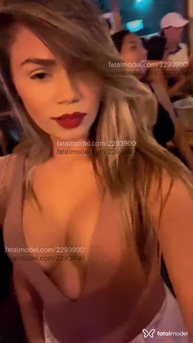 Acompanhante mulher loira (o) de olhos pretos - Nicoly