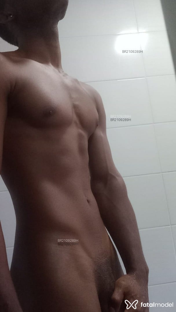 Acompanhante homem com cabelo castanho de olhos castanhos - Danieru