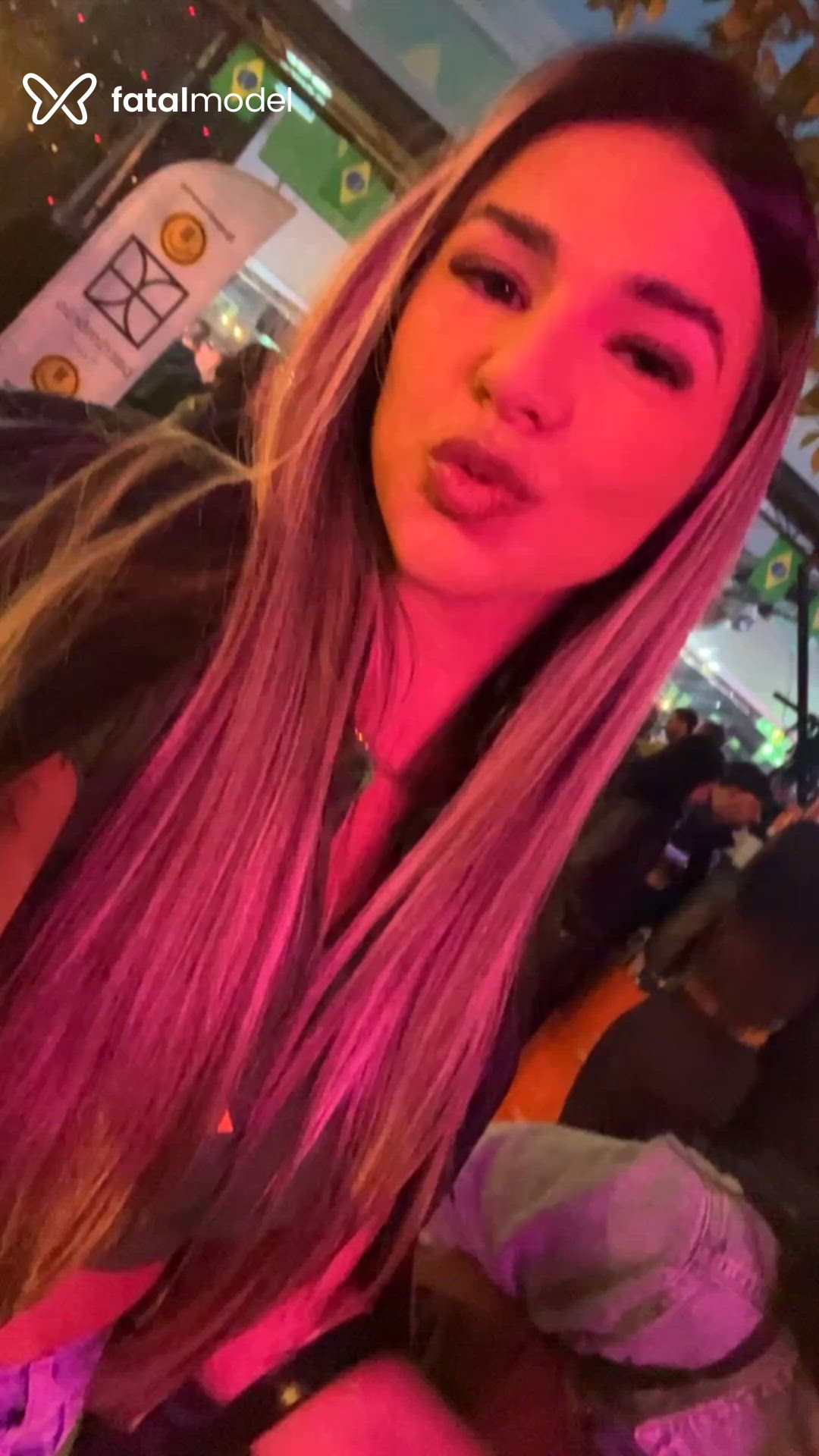 Acompanhante mulher loira (o) de olhos castanhos - Bruna