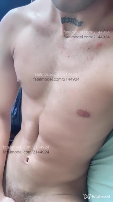 Acompanhante homem com cabelo castanho de olhos pretos - Danilo