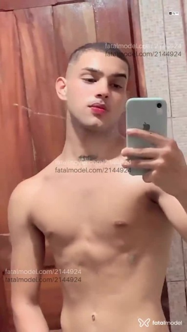 Acompanhante homem com cabelo castanho de olhos pretos - Danilo
