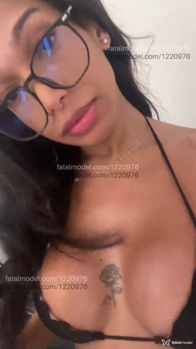Acompanhante mulher trans com cabelo castanho de olhos castanhos - Esther Mello Acompanhante mulher trans com cabelo castanho de olhos castanhos - Esther Mello