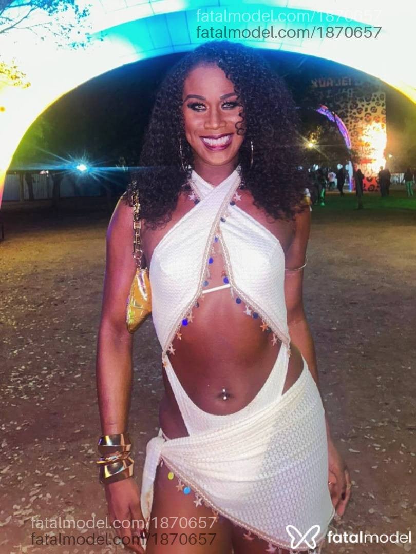 Acompanhante mulher trans com cabelo castanho de olhos castanhos - Karol Cavalcante