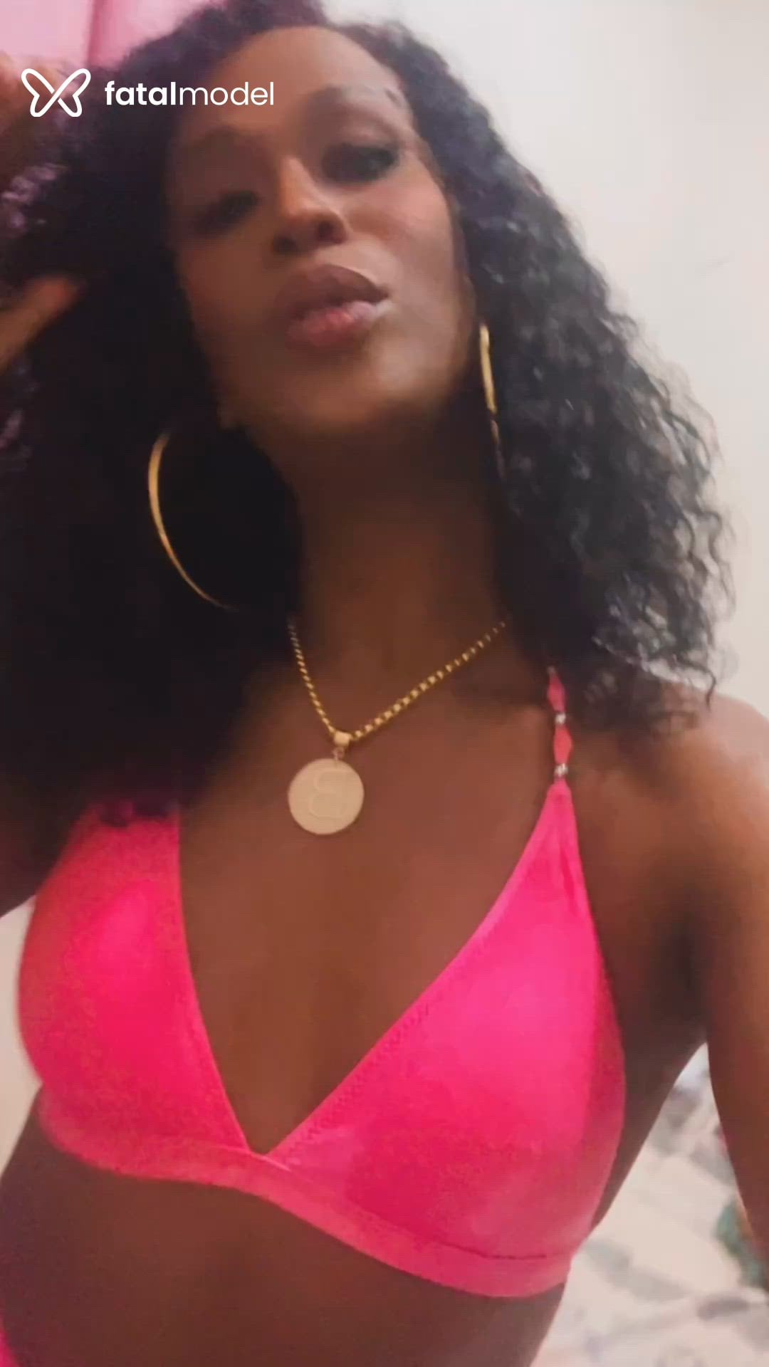 Acompanhante mulher trans com cabelo castanho de olhos castanhos - Karol Cavalcante