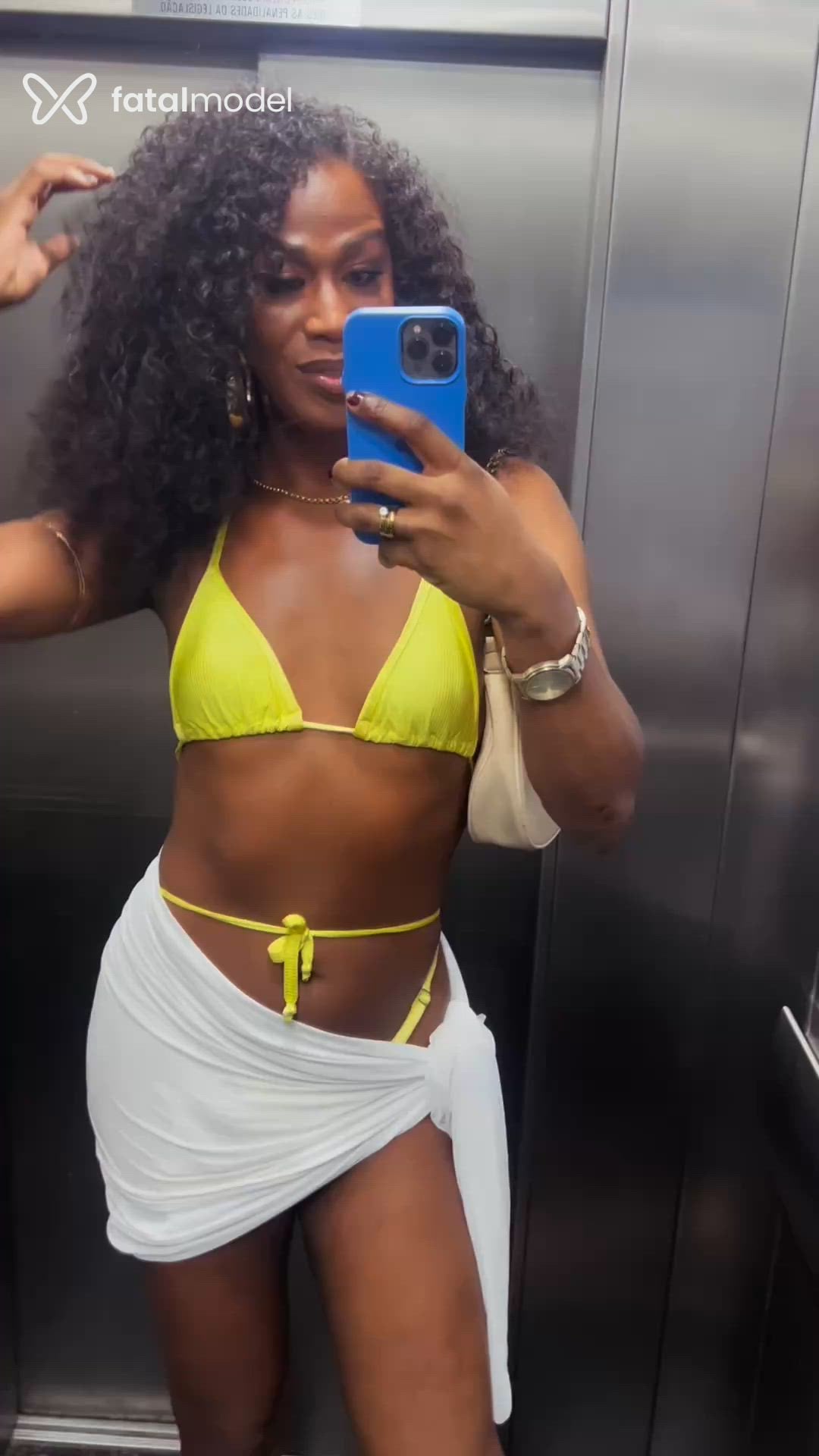 Acompanhante mulher trans com cabelo castanho de olhos castanhos - Karol Cavalcante