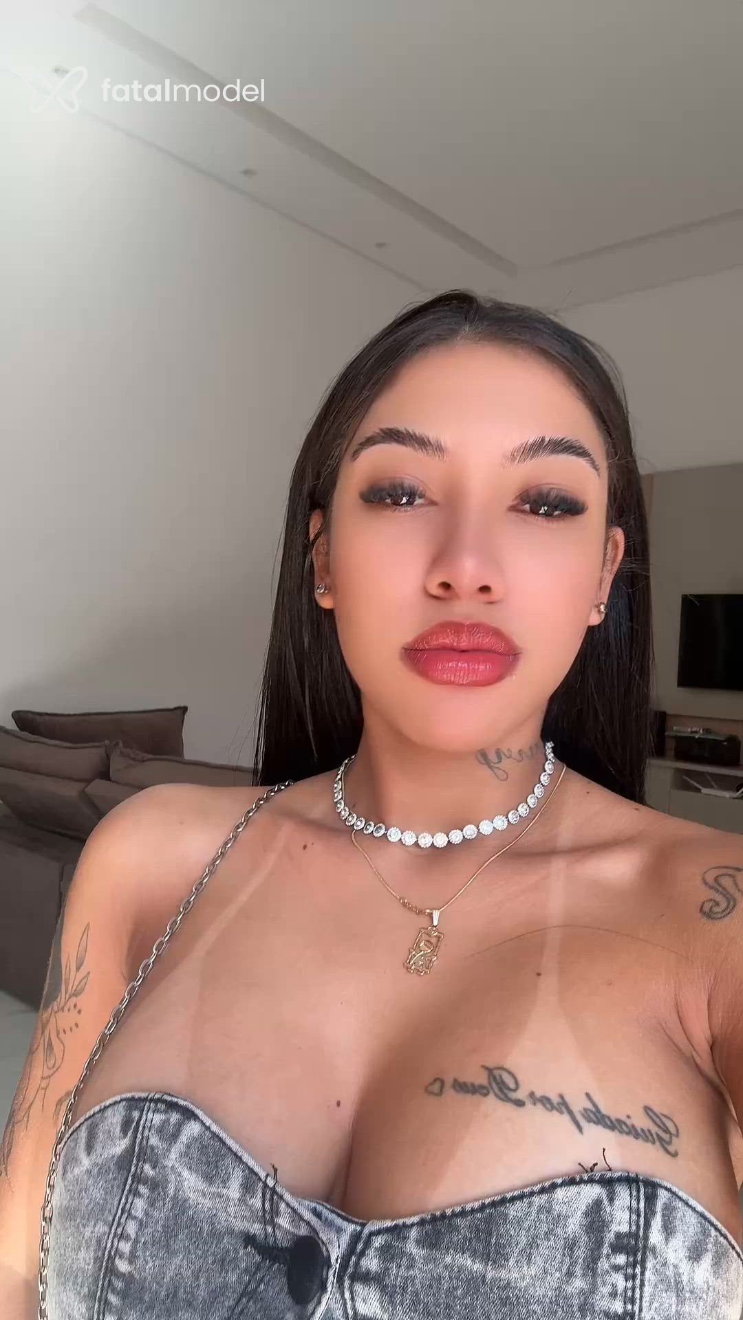 Acompanhante mulher morena (o) de olhos castanhos - Jasmin