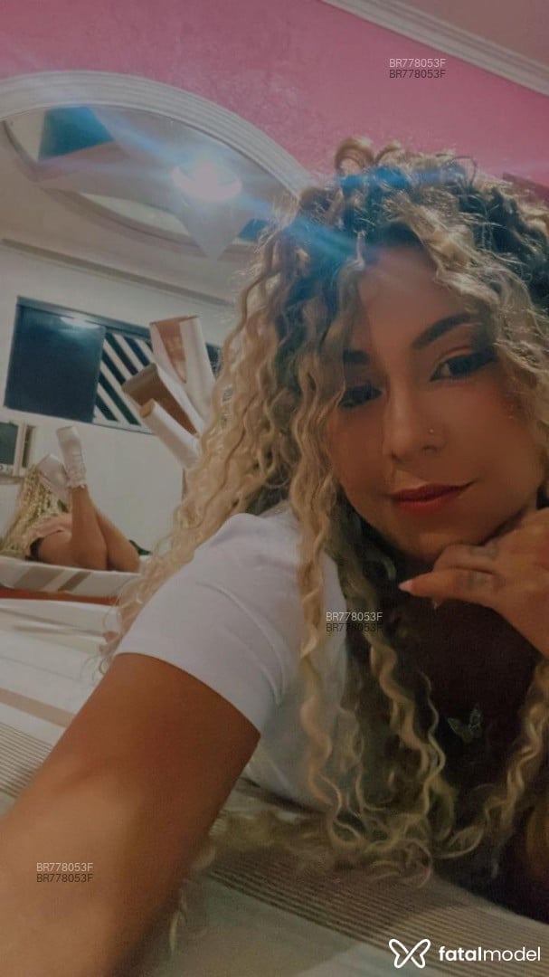 Acompanhante mulher com cabelo colorido de olhos castanhos - Victoria Galaski Acompanhante mulher com cabelo colorido de olhos castanhos - Victoria Galaski
