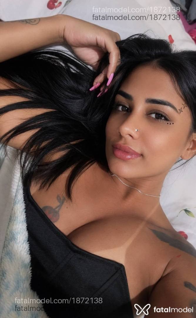 Acompanhante mulher morena (o) de olhos pretos - iza helena